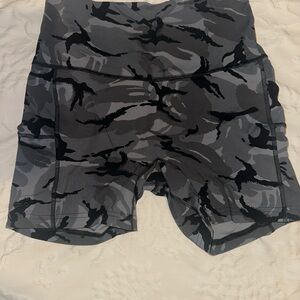 BRAND NEW* Gymshark Legacy Shorts Size Large Color Black Camo